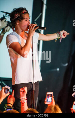 Cardiff, UK. 6. August 2013. Oben und aufstrebende junge Band ausführen die Vamps zunächst eine Reihe von "Rallyes Fan" in Großbritannien an der Cardiff University. Foto zeigt Lead-Sänger und Rhythmus-Gitarrist Bradley Simpson. Bildnachweis: Polly Thomas/Alamy Live-Nachrichten Stockfoto