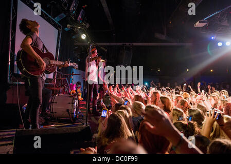 Cardiff, UK. 6. August 2013. Oben und aufstrebende junge Band ausführen die Vamps zunächst eine Reihe von "Rallyes Fan" in Großbritannien an der Cardiff University. Bildnachweis: Polly Thomas/Alamy Live-Nachrichten Stockfoto