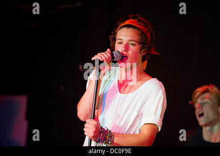 Cardiff, UK. 6. August 2013. Oben und aufstrebende junge Band ausführen die Vamps zunächst eine Reihe von "Rallyes Fan" in Großbritannien an der Cardiff University. Foto zeigt Lead-Sänger und Rhythmus-Gitarrist Bradley Will Simpson. Bildnachweis: Polly Thomas/Alamy Live-Nachrichten Stockfoto