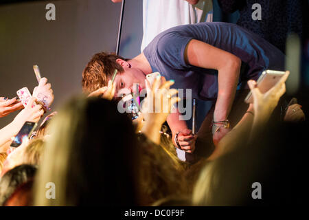 Cardiff, UK. 6. August 2013. Oben und aufstrebende junge Band ausführen die Vamps zunächst eine Reihe von "Rallyes Fan" in Großbritannien an der Cardiff University. Foto zeigt Bassist Connor Ball für Fotos posiert mit Fans. Bildnachweis: Polly Thomas/Alamy Live-Nachrichten Stockfoto