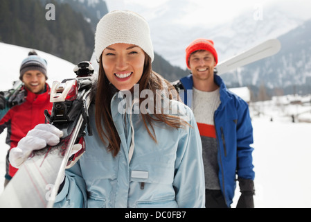 Porträt von lächelnden Freunde tragen Ski Stockfoto