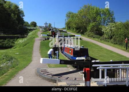 Ein Narrowboat absteigend Foxton Schlösser am Grand Union Canal, sperrt die größte Flug der Treppe Kanal in England Stockfoto