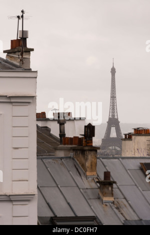 Eiffelturm in der Skyline von Montmartre an einem grauen Tag in Paris Stockfoto