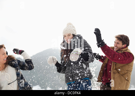 Paar genießt Schneeballschlacht Stockfoto