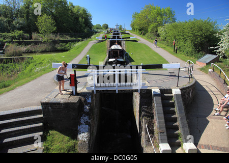 Ein Narrowboat absteigend Foxton Schlösser am Grand Union Canal, sperrt die größte Flug der Treppe Kanal in England Stockfoto