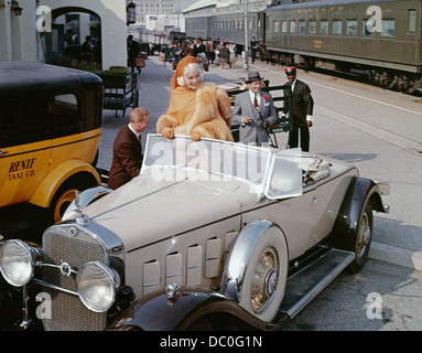 1960S 1965 BIOPIC HARLOW DARSTELLER CARROLL BAKER ALS JEAN HARLOW IN 1930ER JAHREN AUTO AM BAHNHOF Stockfoto