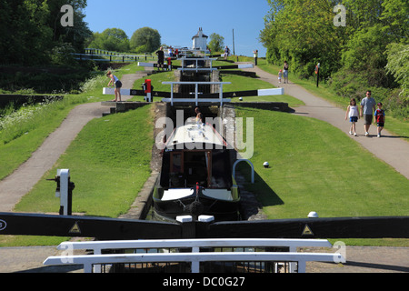 Ein Narrowboat absteigend Foxton Schlösser am Grand Union Canal, sperrt die größte Flug der Treppe Kanal in England Stockfoto