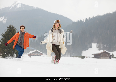 Glückliches Paar in verschneiten Feld Stockfoto