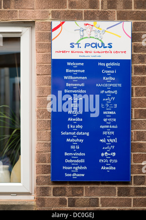 St. Pauls-Kindergarten und Kinder Zentrum, Bristol UK 2013 - ein Willkommen Zeichen in 33 verschiedenen Sprachen Stockfoto