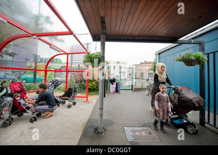 Kindergarten St. Pauls und Kinderhaus, Bristol UK 2013 - kommen Eltern mit ihren Kindern. Stockfoto