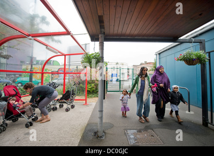 Kindergarten St. Pauls und Kinderhaus, Bristol UK 2013 - kommen Eltern mit ihren Kindern. Stockfoto