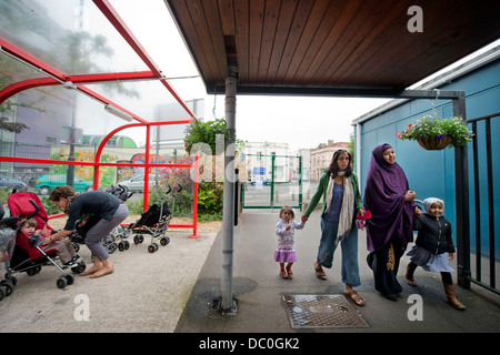 Kindergarten St. Pauls und Kinderhaus, Bristol UK 2013 - kommen Eltern mit ihren Kindern. Stockfoto