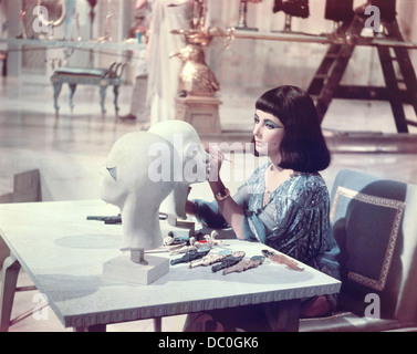 1960ER JAHREN ELIZABETH TAYLOR ALS CLEOPATRA IN 1963 KINOFILM Stockfoto