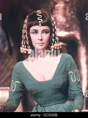 1960ER JAHREN ELIZABETH TAYLOR ALS CLEOPATRA IN 1963 MOTION PICTURE Stockfoto