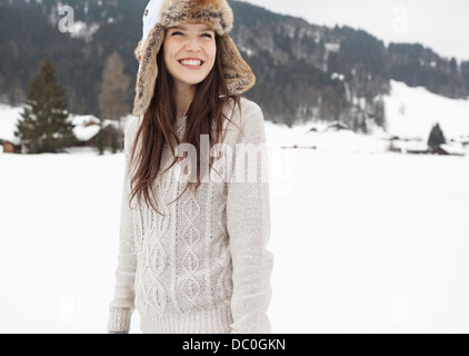 Glückliche Frau Pelz Hut in schneebedecktes Feld Stockfoto