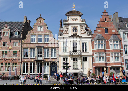 Gent Belgien Europa wichtigsten canal Tour Boot mittelalterlichen Gilden Häuser und Cafés Touristen sonnige Sonntag Burg flämische Fahnen Stockfoto