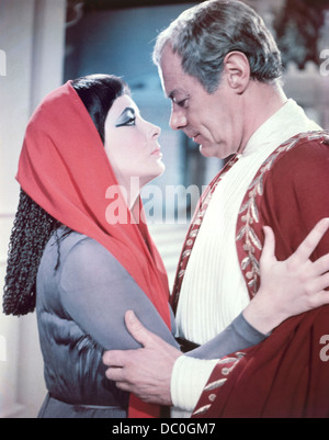 1960ER JAHREN ELIZABETH TAYLOR REX HARRISON ALS KLEOPATRA UND JULIUS CÄSAR IM JAHR 1963 MOTION PICTURE Stockfoto