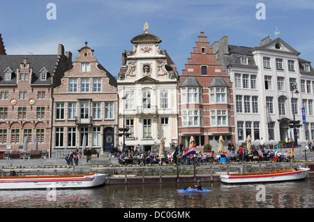 Gent Belgien Europa Hauptkanal Tour Boote mittelalterlichen Gildehäuser und Cafés Stockfoto