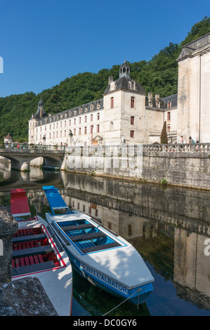 Tour Boote auf dem Fluss Dronne neben der sonnenbeschienenen Benediktinerabtei, in der Ortschaft Brantôme, Departement Dordogne im Südwesten Frankreichs, Europa. Stockfoto