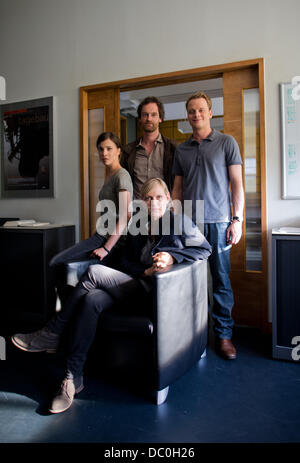 Schauspieler Aylin Tezel (L-R) als Polizei-Beauftragter von Nora Dalay, Joerg Hartmann als detective chief Superintendent Peter Faber, Anna Schudt als detective chief Superintendent Martina Boenisch und Stefan Konarske als Polizei-Kommissar Daniel Kossik ausgehenden während der Dreharbeiten für die vierte Tatort aus Dortmund 'Auf Ewig Dein' im Studio in Köln, 6. August 2013. Foto. ROLF VENNENBERND Stockfoto