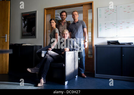 Schauspieler Aylin Tezel (L-R) als Polizei-Beauftragter von Nora Dalay, Joerg Hartmann als detective chief Superintendent Peter Faber, Anna Schudt als detective chief Superintendent Martina Boenisch und Stefan Konarske als Polizei-Kommissar Daniel Kossik ausgehenden während der Dreharbeiten für die vierte Tatort aus Dortmund 'Auf Ewig Dein' im Studio in Köln, 6. August 2013. Foto. ROLF VENNENBERND Stockfoto