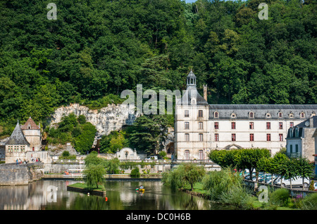 Einen malerischen Blick auf den Fluss Dronne, mit der Abtei hinter, in der Ortschaft Brantôme, in der Dordogne im Südwesten Frankreichs, Europa. Stockfoto