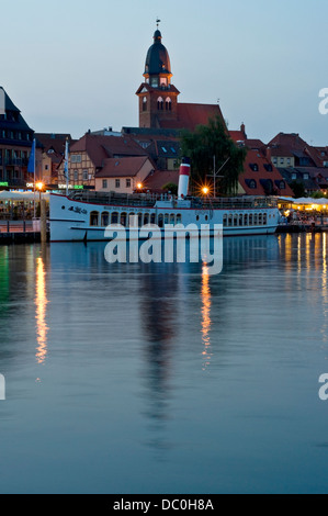 "Blaue Stunde" in Waren, Müritz, Mecklenburg, Deutschland. Stockfoto