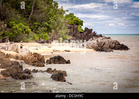 Cairns, Queensland, Australien. Felsen und Fischer am malerischen Sandstrand. Stockfoto