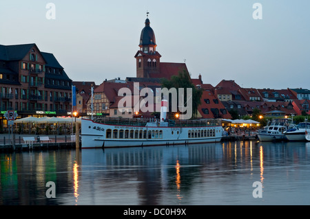 "Blaue Stunde" in Waren Müritz, Mecklenburg-Vorpommern, Deutschland. Stockfoto