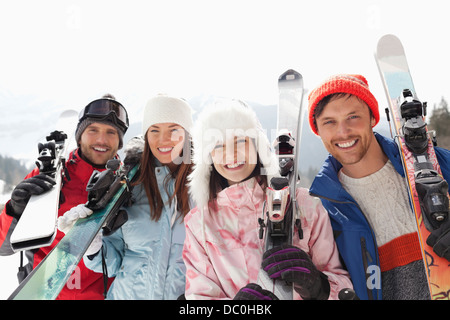 Porträt der happy Friends mit Skiern Stockfoto