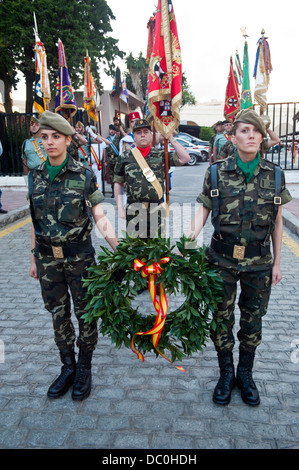 Frauen Soldaten in den Tribut an die gefallenen, vor Ceuta Generalkommando während der Handlungen der Armee Kräfte Day.Ceuta handeln. Stockfoto