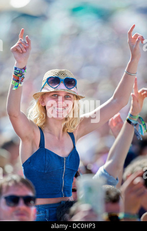 Glastonbury Festival 2013 - Fans bei der Aufführung von Noah und der Wal auf der anderen Bühne. Stockfoto