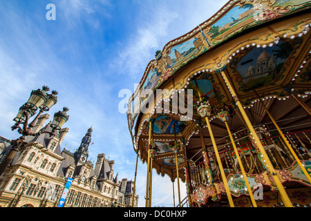 Karussell in der Nähe von Paris Rathaus gegen blauen Sommerhimmel, Paris, Frankreich Stockfoto