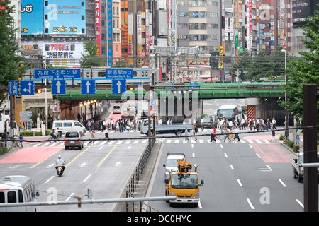 Straßenszene im Bezirk Shinjuku, Tokio, Japan. Pendler, die Straße zu überqueren. Stockfoto