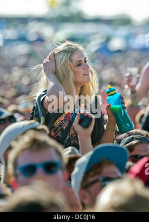 Glastonbury Festival 2013 - Fans bei der Aufführung von Alabama Shakes führt auf der anderen Bühne. Stockfoto