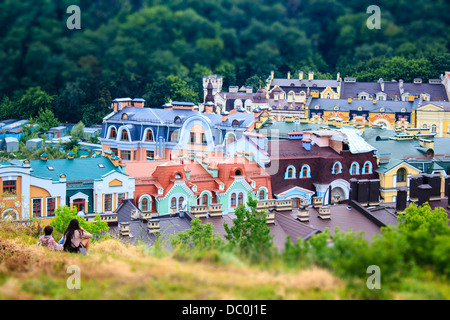 Zwei Kinder beobachten Kiew Dächern sitzen auf dem Hügel, Kiew, Ukraine Stockfoto