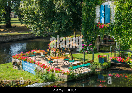 Schöne Szene des Efeu bedeckt Moulin Hotel, hübsche Blumen Garten und Fluss Dronne, in Brantôme, in der Dordogne im Südwesten Frankreichs. Stockfoto