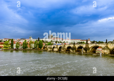 Panoramablick über Prag, Hauptstadt der Tschechischen Republik, über die Moldau mit St Vitus Cathedral Stadt Burg und Karlsbrücke Stockfoto