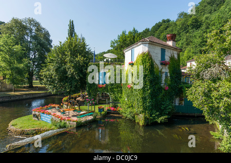 Schöne Szene des Efeu bedeckt Moulin Hotel und Fluss Dronne, in der Ortschaft Brantôme, in der Dordogne im Südwesten Frankreichs. Stockfoto