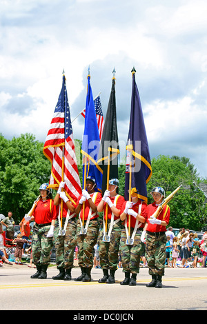 Junge Frauen aus Fort McCoy National Guard Herausforderung Academy halten Flaggen bei einer Parade in West Salem, WI USA Stockfoto