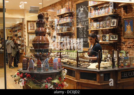 Brüssel Belgien Europa Grand Platz belgische Chocolaterie in Grand Place Stockfoto