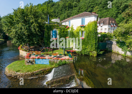 Schöne Szene des Efeu bedeckt Moulin Hotel und dem Fluss Dronne mit Wasserfall in Brantôme, in der Dordogne im Südwesten Frankreichs. Stockfoto