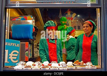 Brüssel-Belgien-Europa-Grand Platz Waffel Schaufenster display mit zwei Frauen Stockfoto