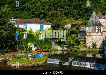 Schöne Szene des Efeu bedeckt Moulin Hotel neben dem Fluss Dronne mit Wasserfall, in Brantôme, in der Dordogne im Südwesten Frankreichs. Stockfoto