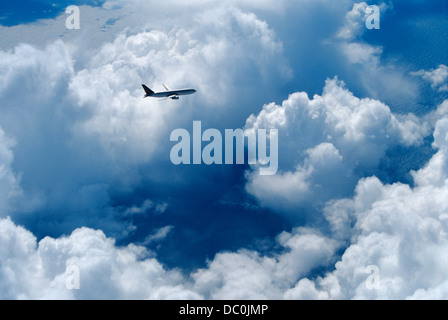 Boeing 767 fliegen durch Wolken über dem Nordatlantik Stockfoto