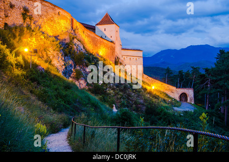 Nachtansicht der mittelalterlichen Festung von Rosenau, Transsilvanien Stockfoto