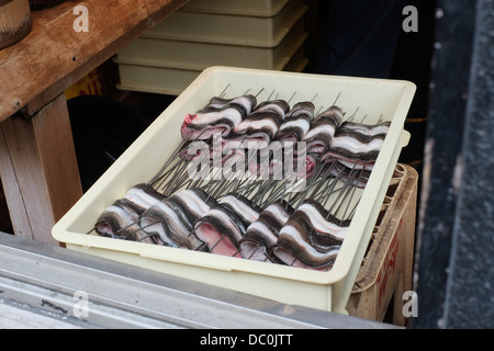 Rohen Aal (Unagi) am Spieß, zum Grillen, in Narita Japan bereit. Stockfoto