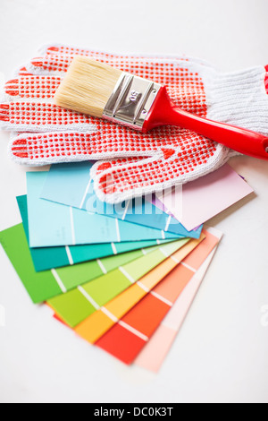 Pinsel, Handschuhe und Pantone Sampler Stockfoto