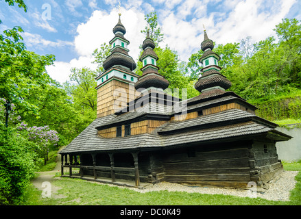 Die hölzerne Kirche geweiht, St. Michael befindet sich im oberen Teil des Kinskeho Gartens auf den Petrin-Hügel. Stockfoto