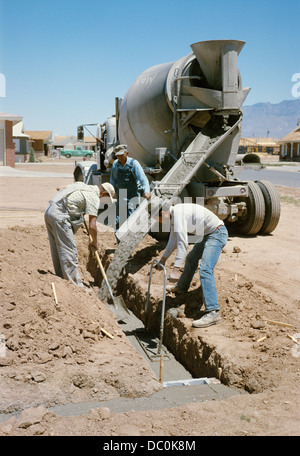1960ER JAHREN KONKRETE 3 ARBEITER GIEßEN FÜR DIE STIFTUNG DES HAUSES IN ALBUQUERQUE, NEW MEXICO Stockfoto